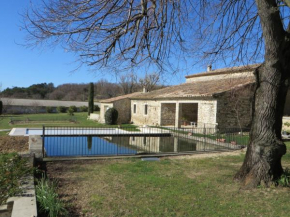 Gite les amandes, espace de verdure, piscine collective et jeux